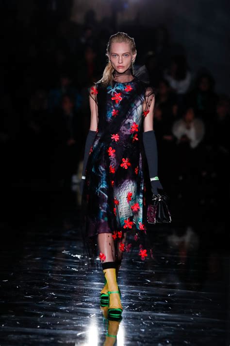 prada fw 2018 womenswear logo